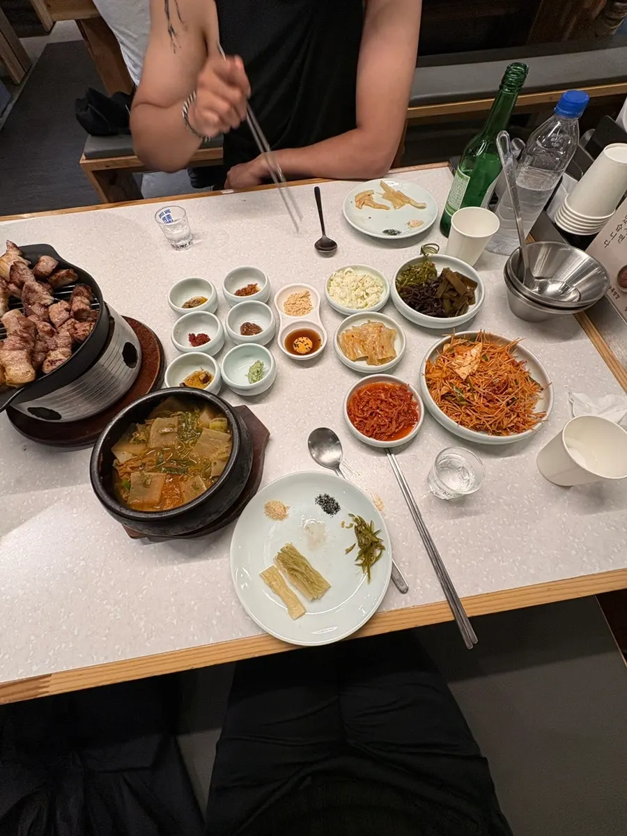 회식하기 좋은 넓은 매장 내부