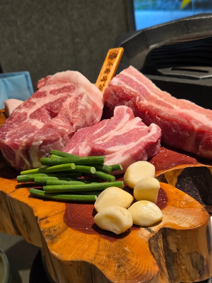 Plate of raw meat for the recommended B set for three