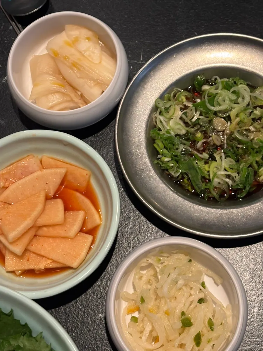 아삭한 무와 김치 반찬 접시
