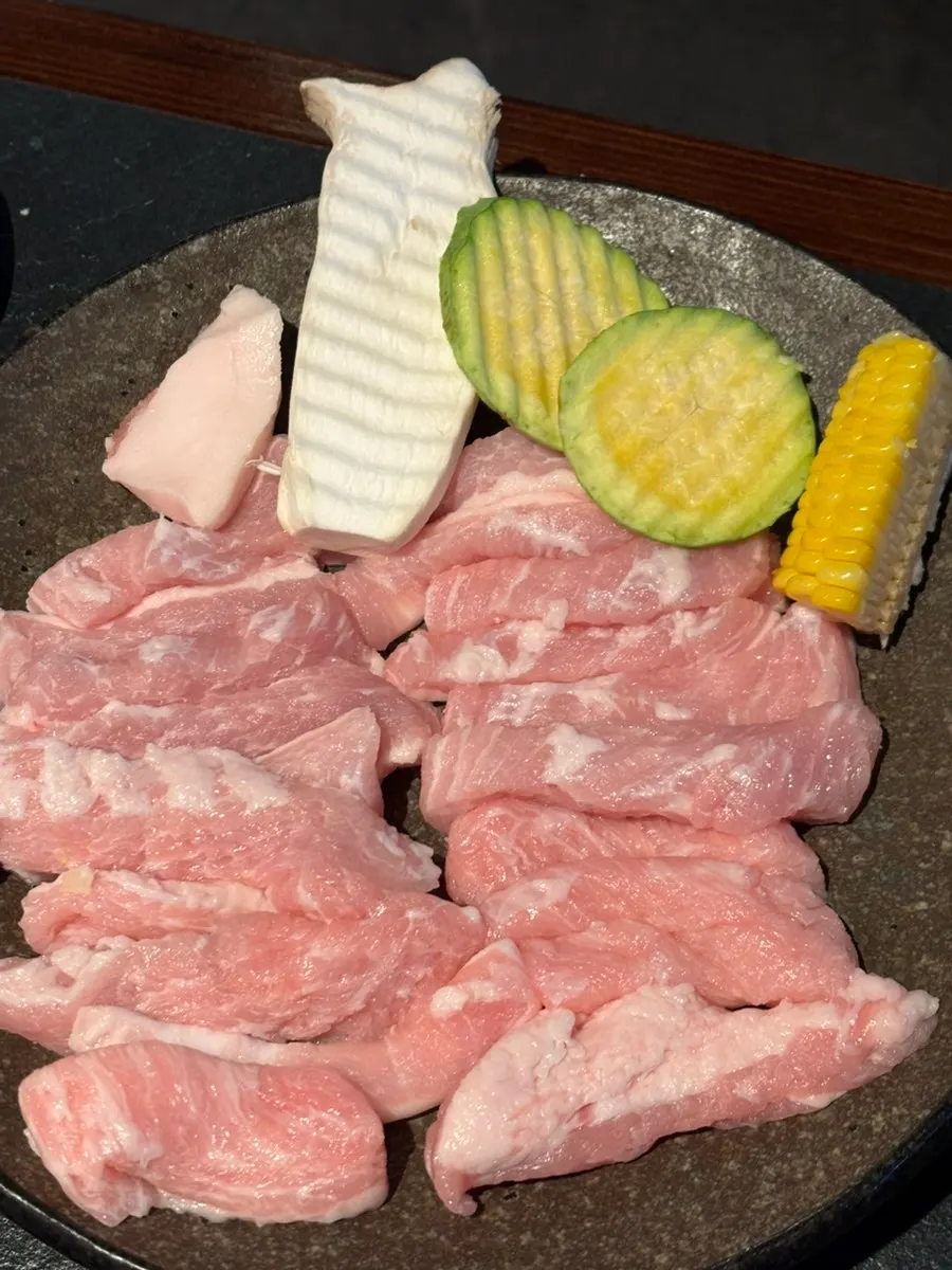 불판에 오른 숙성기왓살과 옥수수, 애호박, 버섯