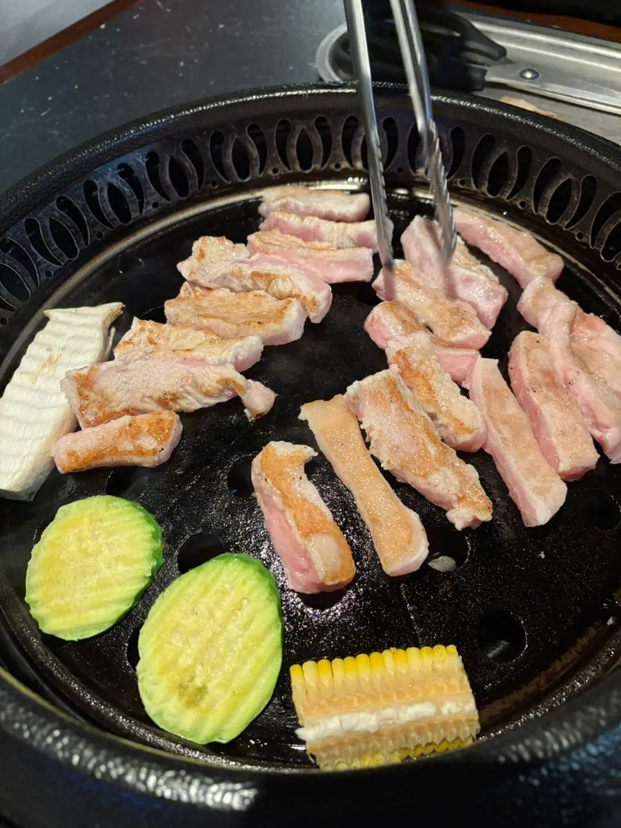 주물 불판에 돼지 지방으로 기름칠하는 모습