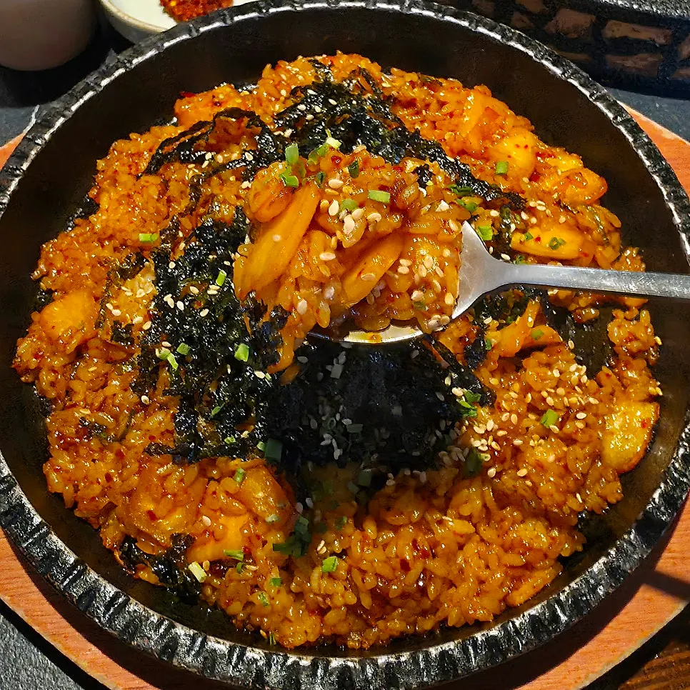 Kkakdugi fried rice with a scorched-rice bottom