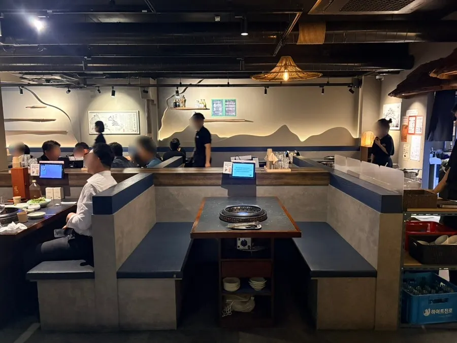 넓고 깔끔한 산솔 신논현점 매장 내부