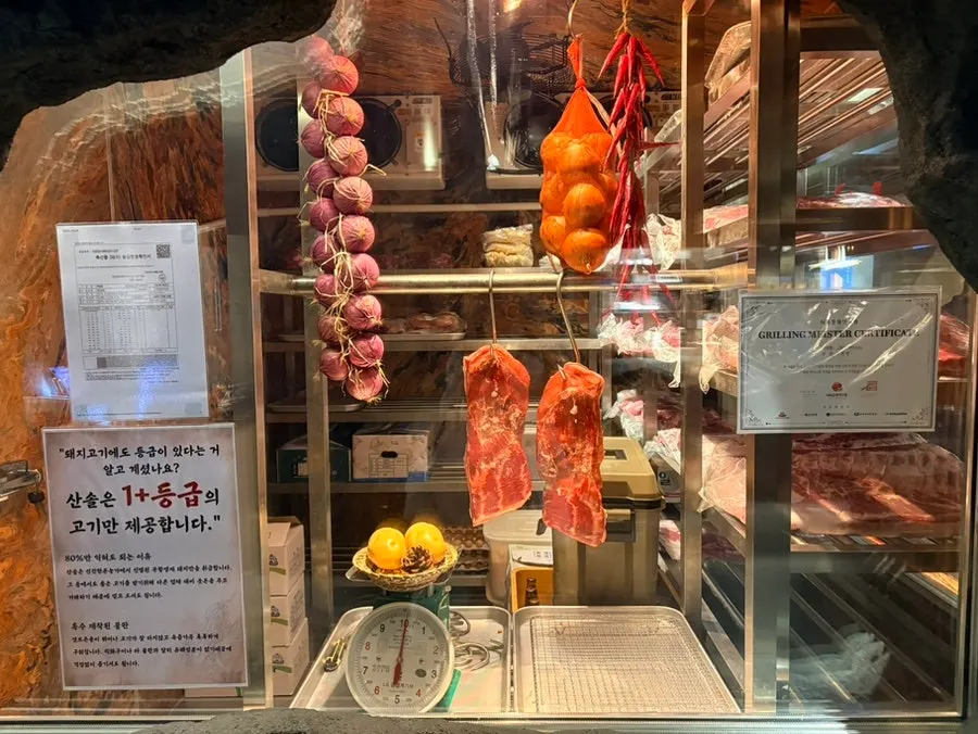 산솔 신논현점 홀 좌석 전경