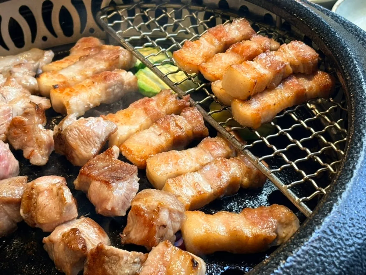 부위별로 구워지는 산솔 숙성돼지고기