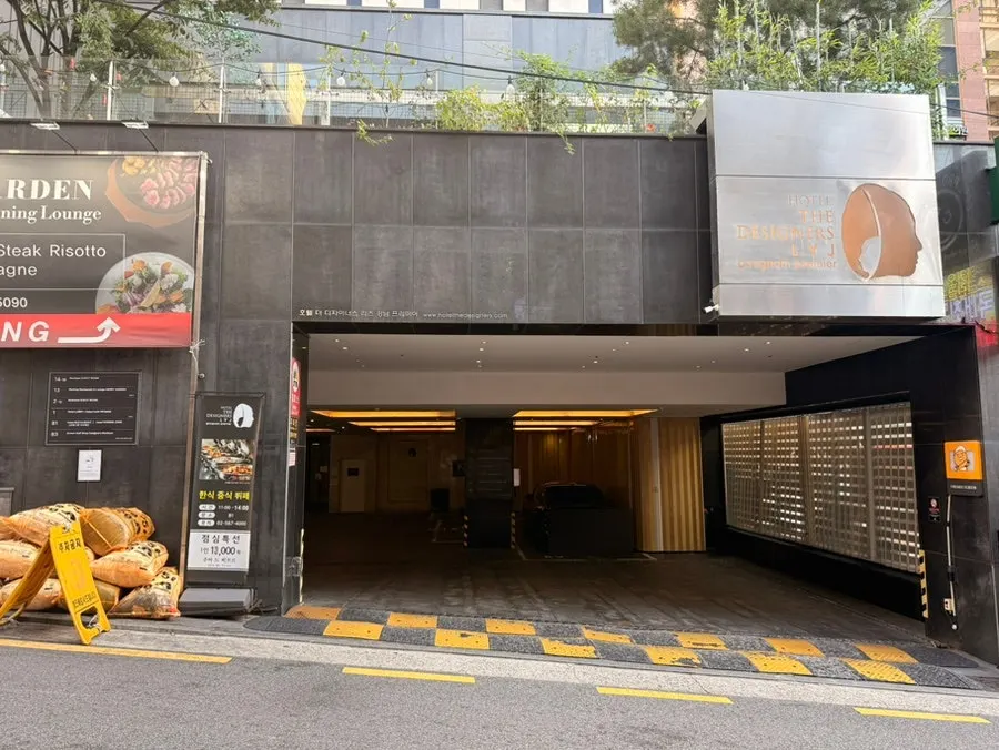 Business hours signage at Sansol Sinnonhyeon