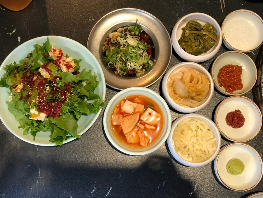 고기와 곁들일 밑반찬 한 상