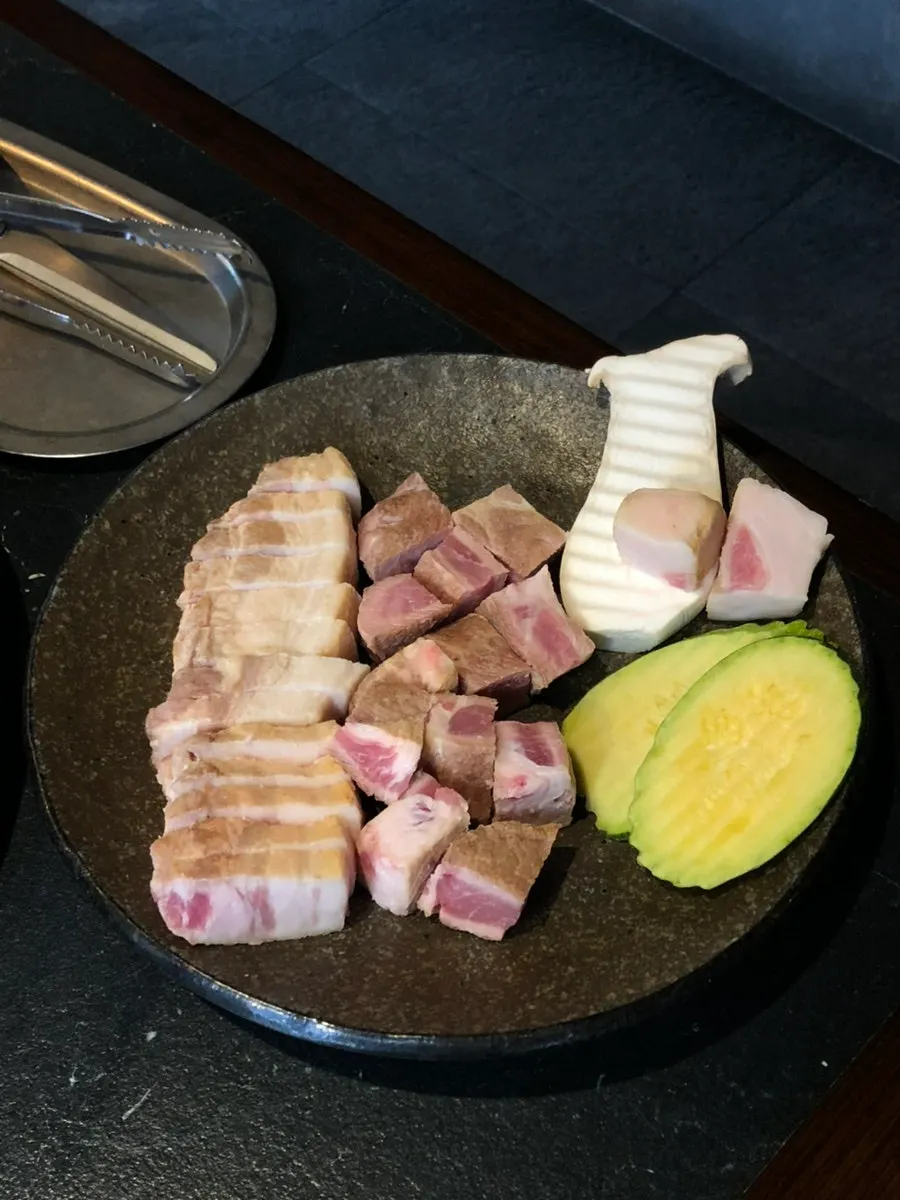 접시에 담긴 숙성 삼겹살과 꽃목살