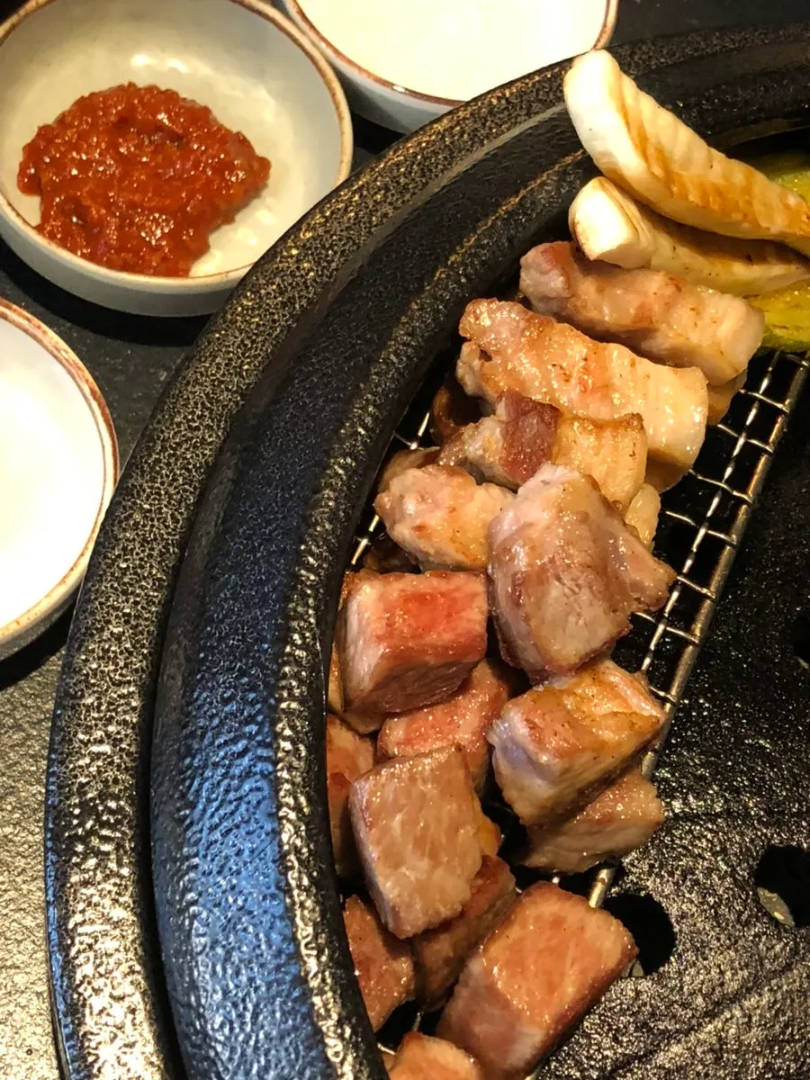 노릇하게 익은 삼겹살과 꽃목살