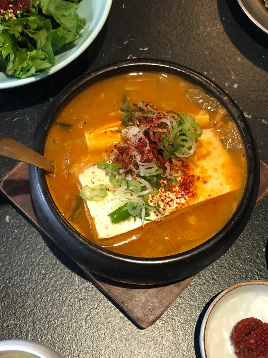 뚝배기에 끓고 있는 시골 된장찌개