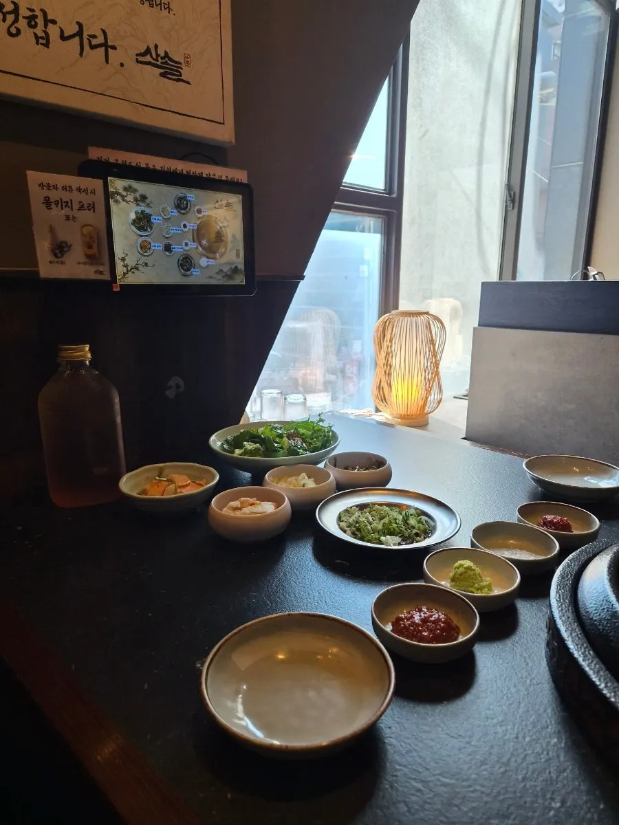 산솔 신논현점 좌석과 매장 인테리어