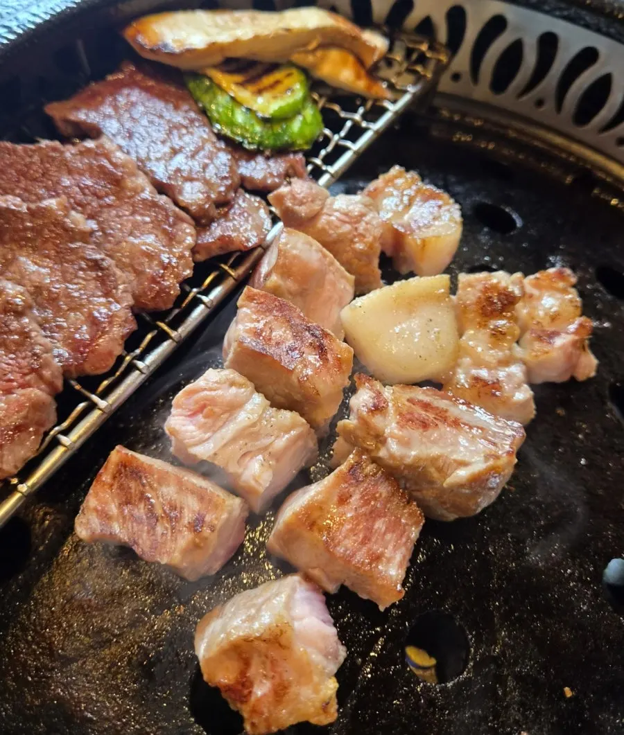 반찬과 함께 먹는 숙성꽃목살 한 점
