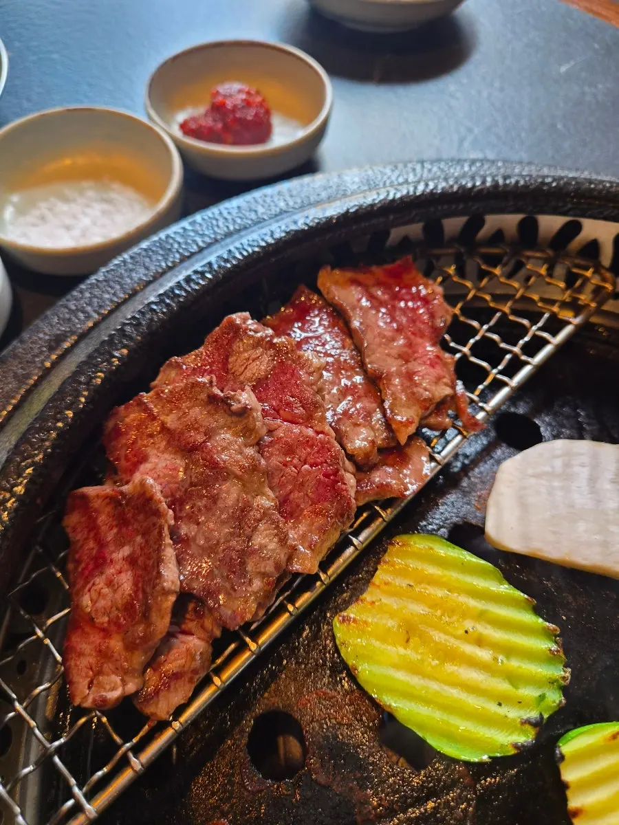 불판 위에서 구워지는 진꽃갈비살
