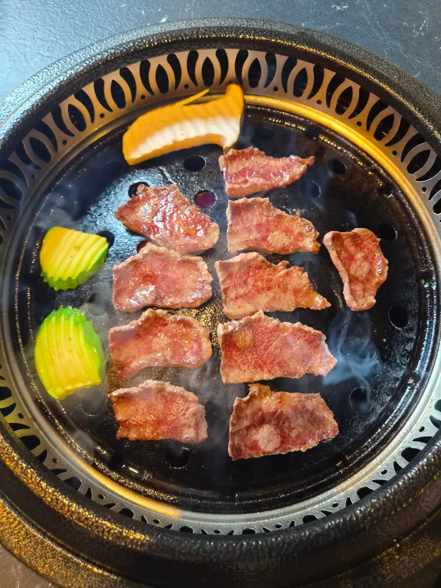 직원이 고기를 구워주는 그릴링 서비스 장면