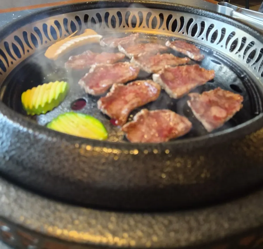 알맞게 구워진 고기가 올려진 불판