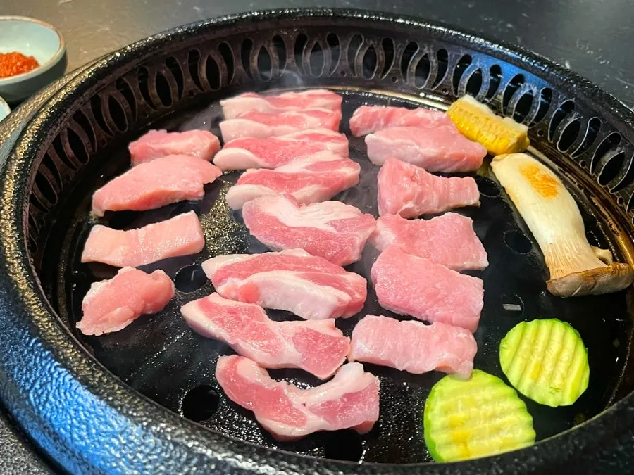불판 위에 올린 삼각살과 산솔 숙성 기왓살
