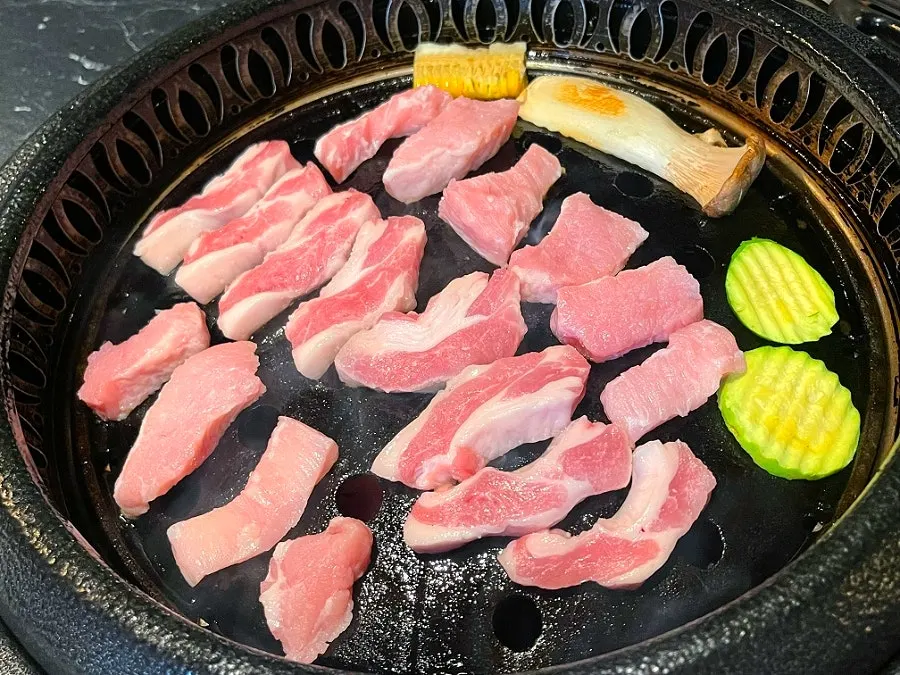서버가 직접 고기를 구워주는 그릴링 장면