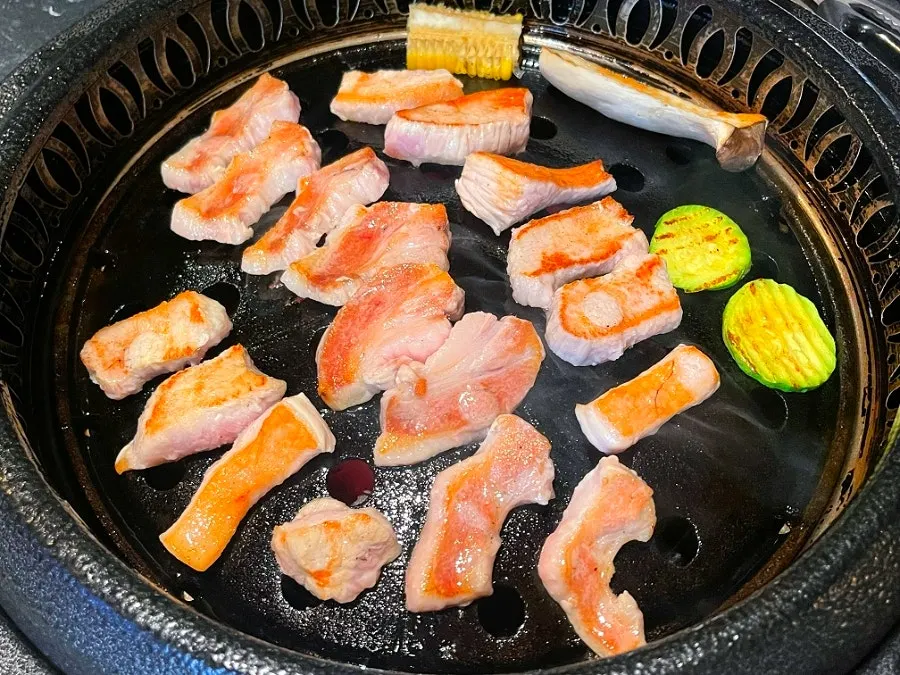 노릇하게 구워지는 숙성 돼지고기