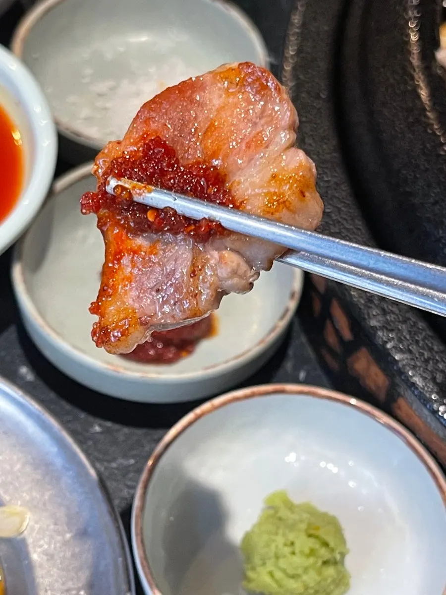 기왓살과 밑반찬을 함께 담은 접시