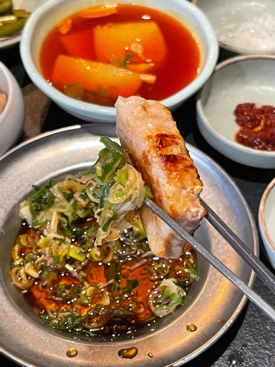 고기에 청어알젓을 올린 한 점