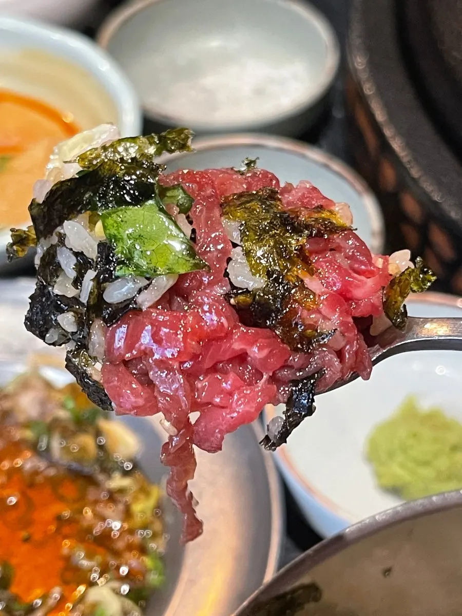 육회 비빔밥을 떠올린 숟가락