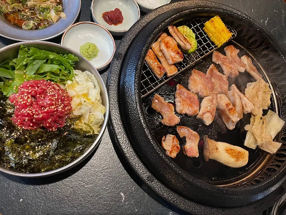 숙성 돼지고기와 육회 비빔밥 단백질 한상 차림