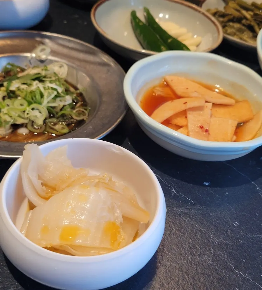 테이블에 차려진 곁들임 접시