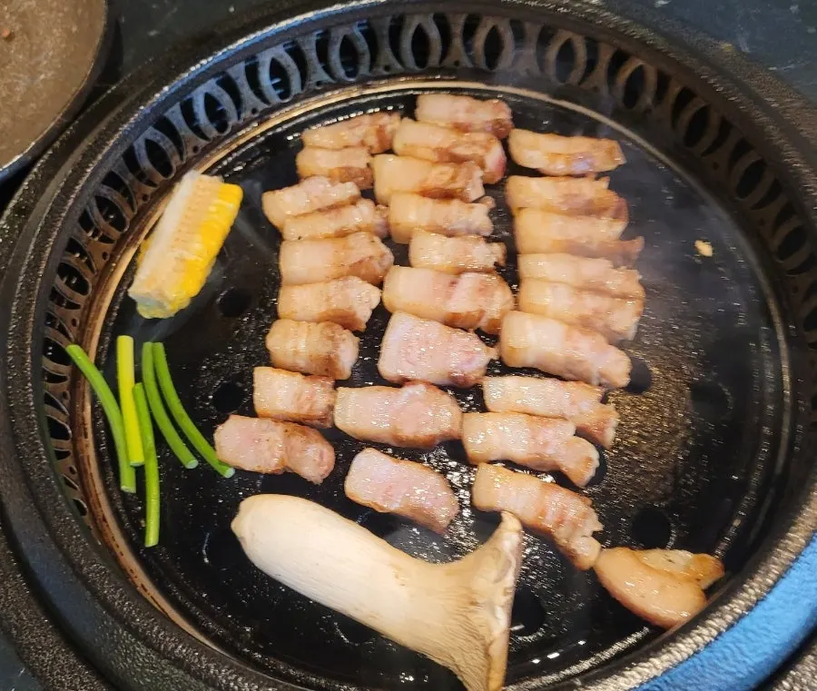 소스와 곁들임에 조합해 먹는 삼겹살 한 점