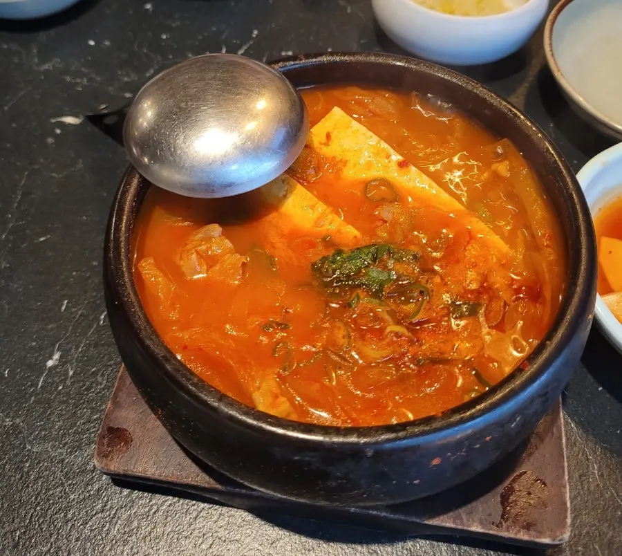 식사 중인 산솔 신논현점 테이블 풍경