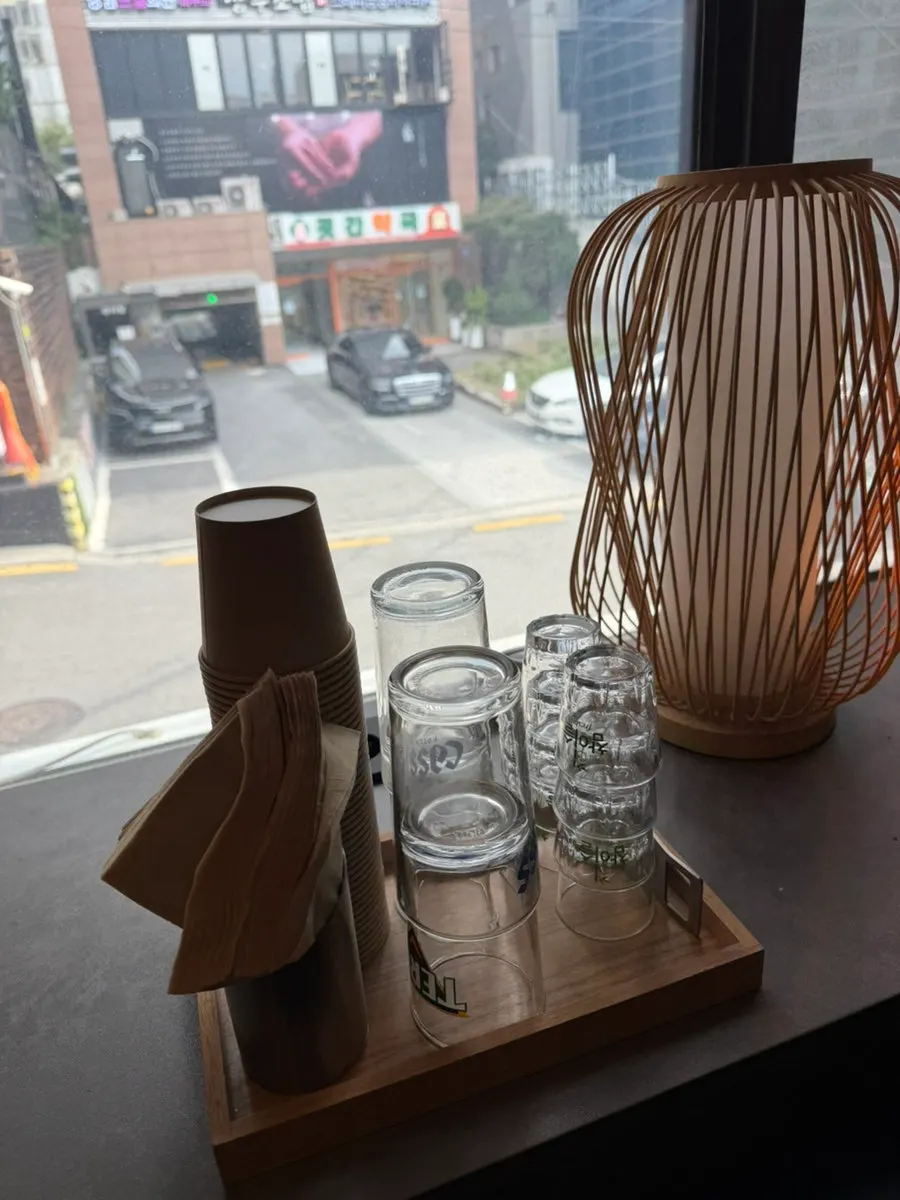 Table setting with tissues, paper cups, and glasses