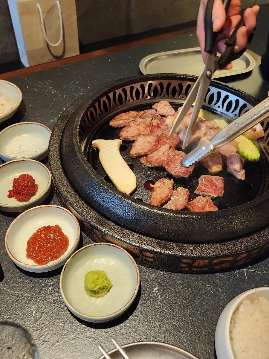 노릇하게 구워진 숙성목살 조각
