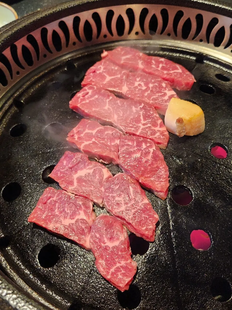 청어알젓과 파육장을 곁들인 목살 한 점