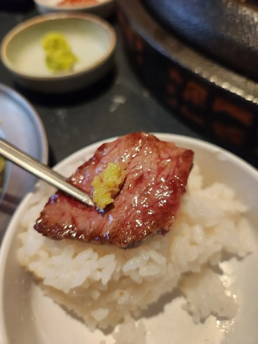 불판 위에서 익어가는 진 꽃갈비살