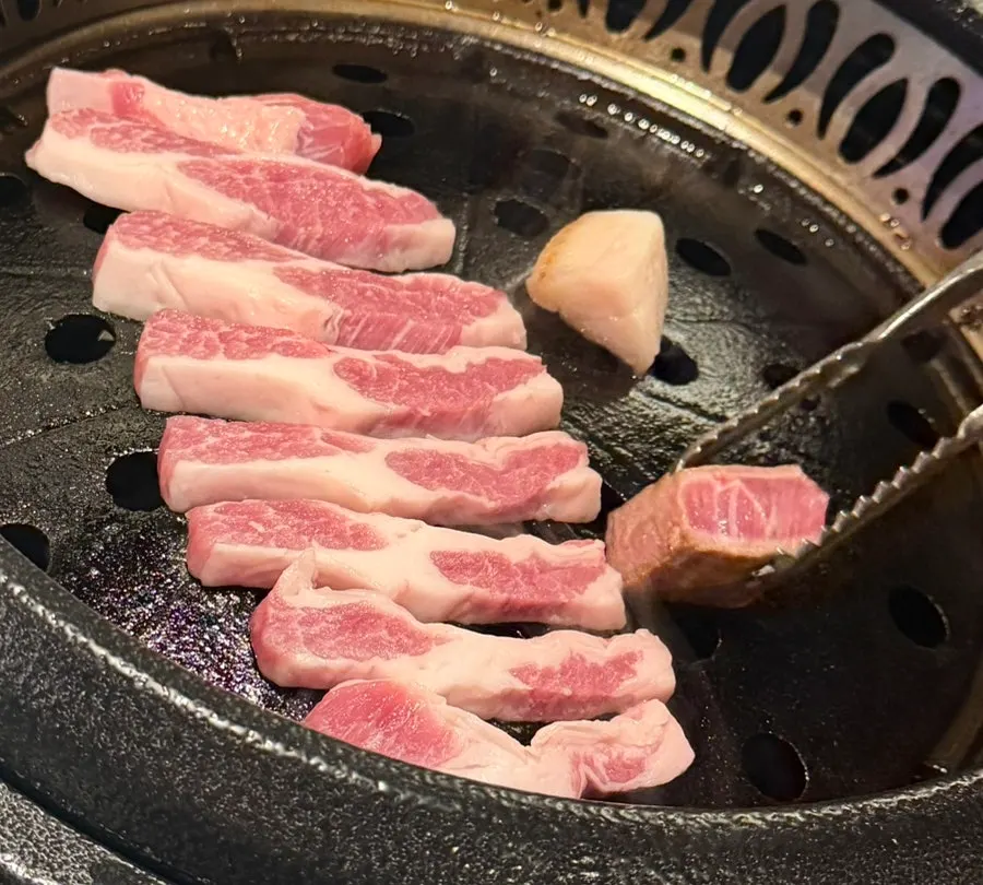 불판에서 익어가는 숙성 기왓살과 꽃목살