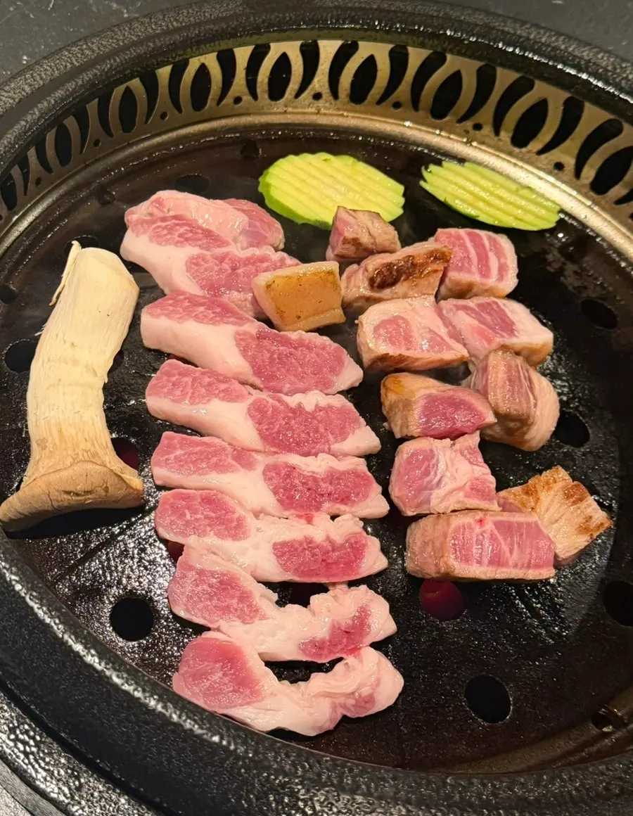 직원이 온도를 체크하며 굽는 숙성 고기