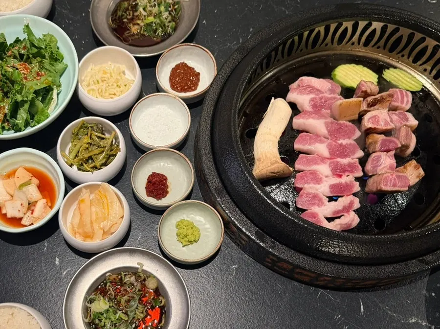 지글지글 구워지는 꽃목살 클로즈업