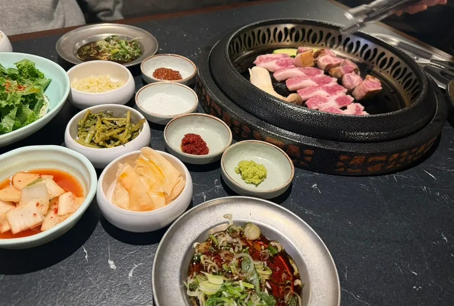고기와 함께 맛본 기본 반찬 접시
