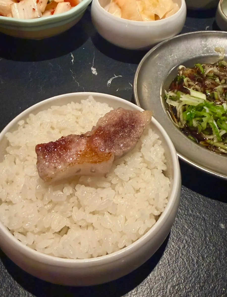 밥 위에 올린 첫 고기 한 점