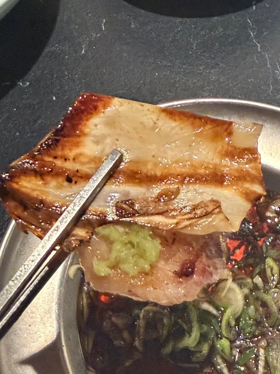 구운 김치와 함께 먹는 고기 조합