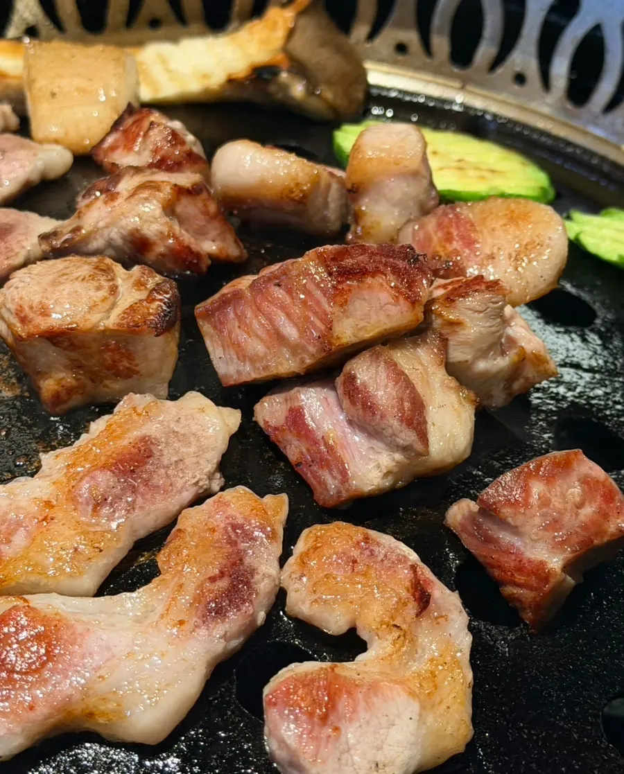 부드러운 단면이 보이는 숙성 기왓살 한 점