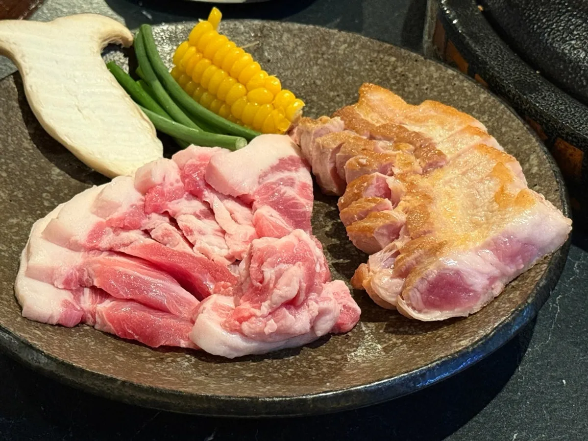 Samgyeopsal and kkodeulsal on the grill at Sansol Sinnonhyeon
