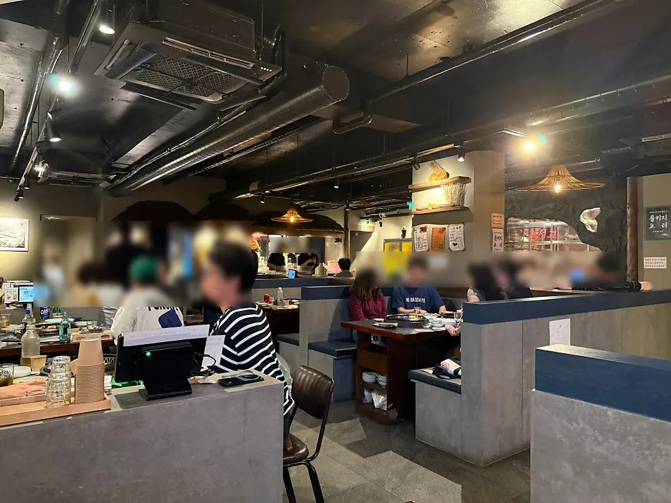 Booth seating divided by partitions at Sansol Sinnonhyeon