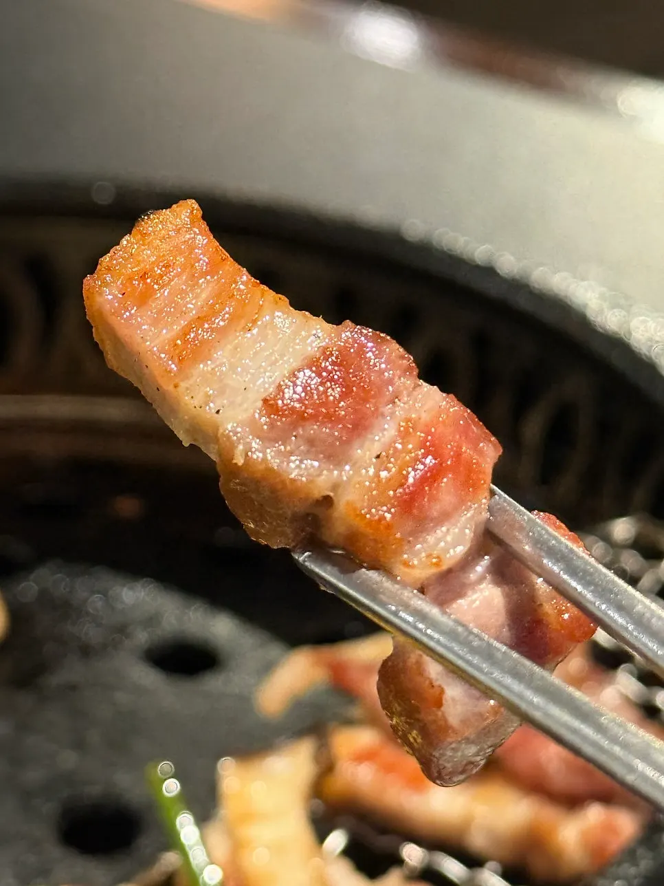 Grilled meat served together with grilled aged kimchi