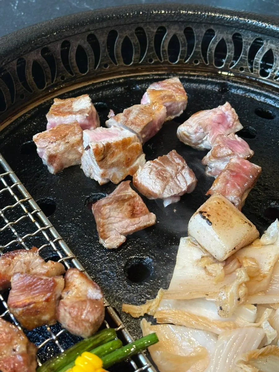 คอหมูที่กำลังย่างบนเตา