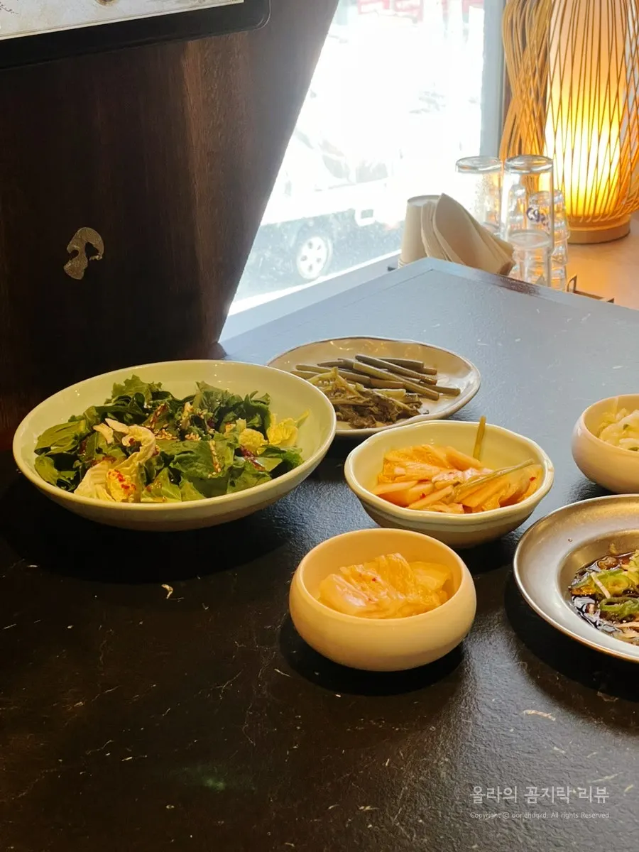 Table and seating at Sansol Sinnonhyeon