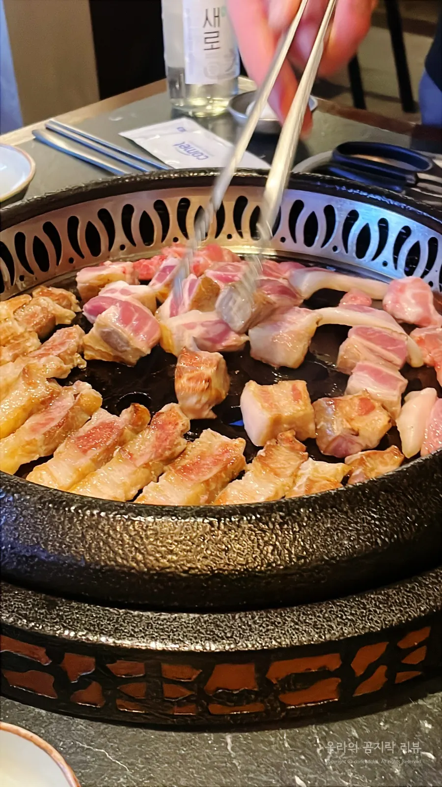 A piece of pork belly picked up with chopsticks