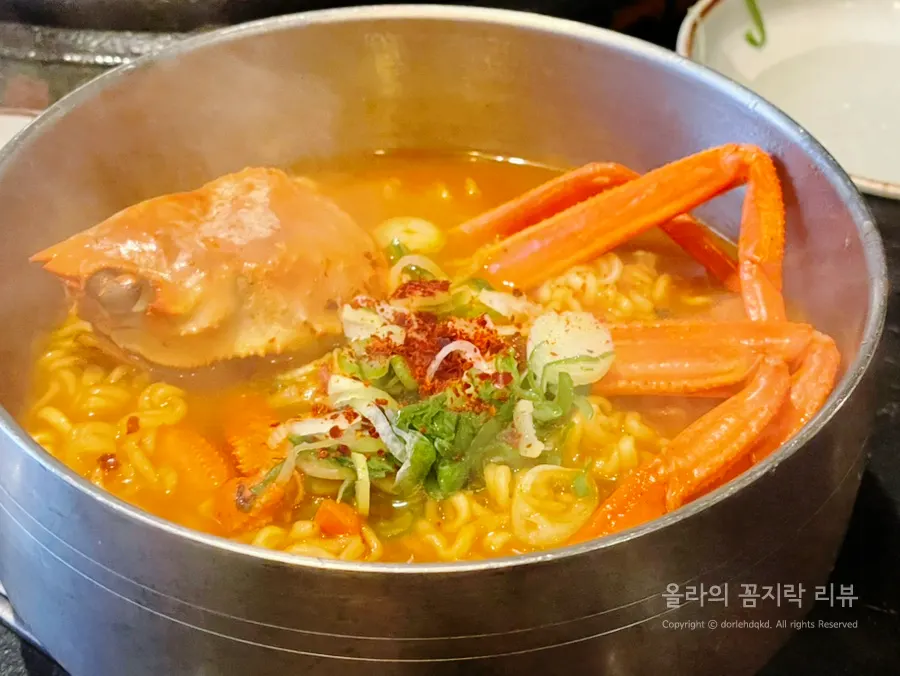 Hongge ramyeon served together with the meat