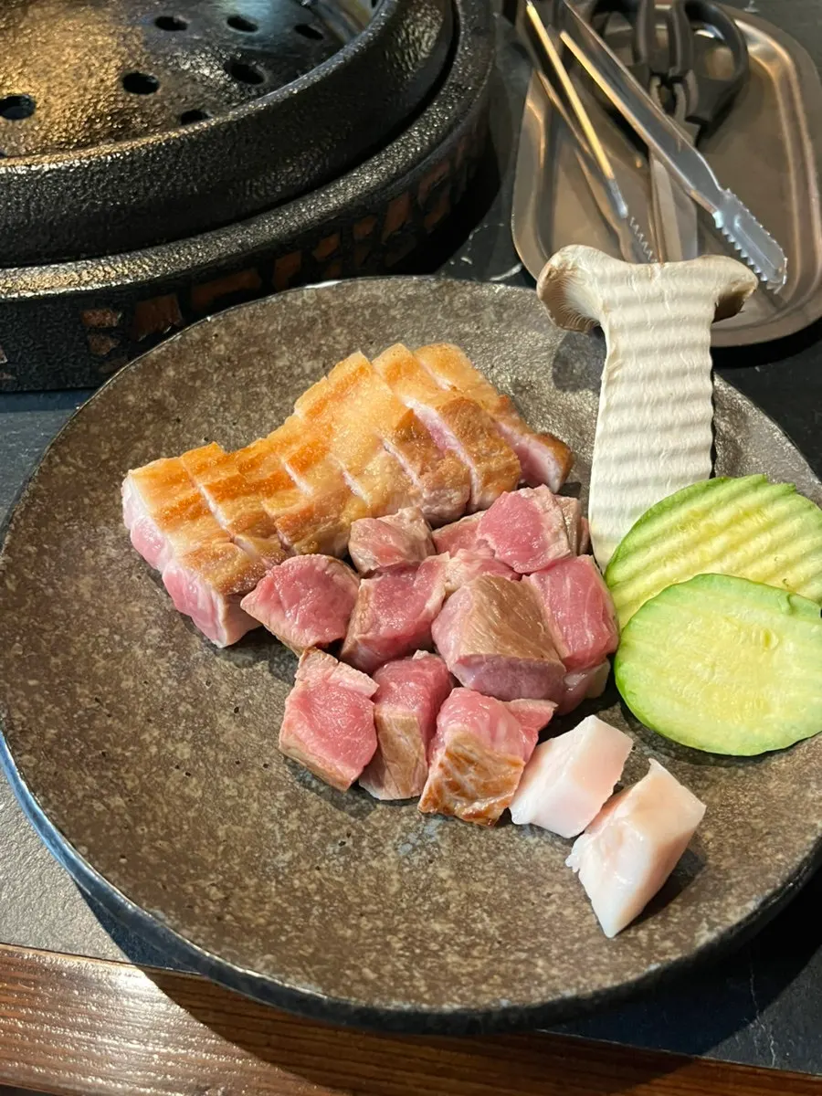주문한 숙성삼겹살 1인분과 꽃목살 1인분
