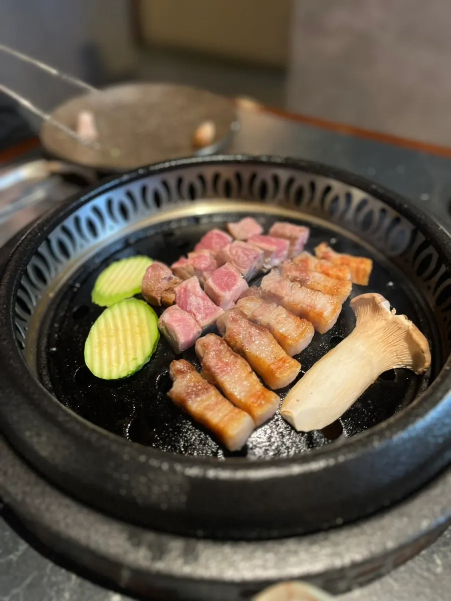 테이블에 설치된 그릴과 하단 환풍 시스템