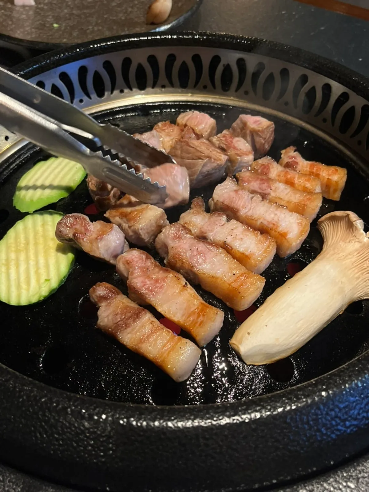 주물불판에서 노릇하게 익은 숙성삼겹살